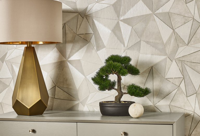 Design geometrických vzorů na textilu a tapetách v interiéru