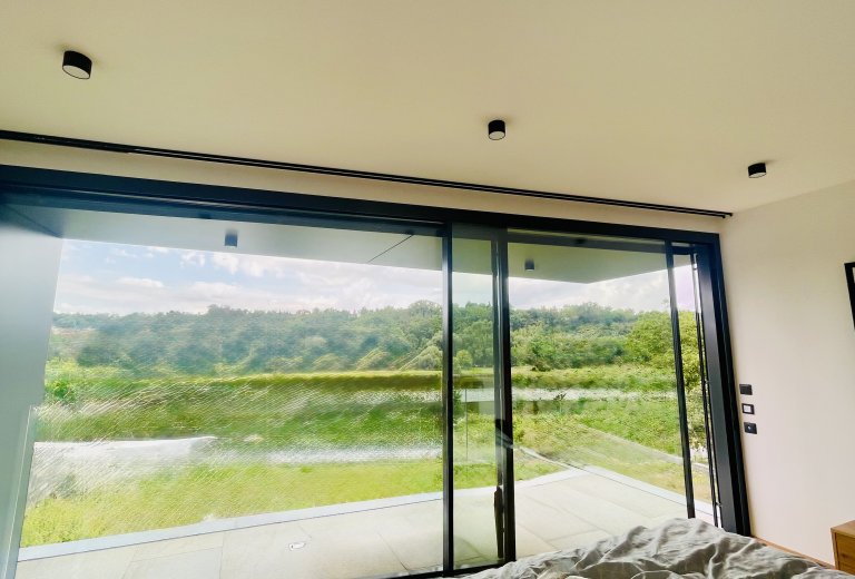 Hliníkové kolejnice v černém odstínu