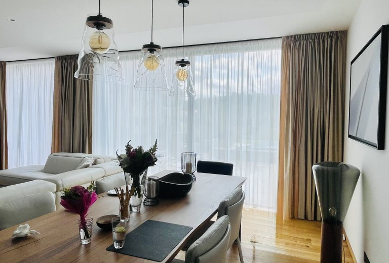 Voál a satén - nadčasová elegance pro váš interiér