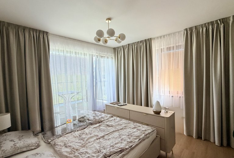 Zatemňovací závěsy na míru: Elegantní proměna ložnice v oázu klidu