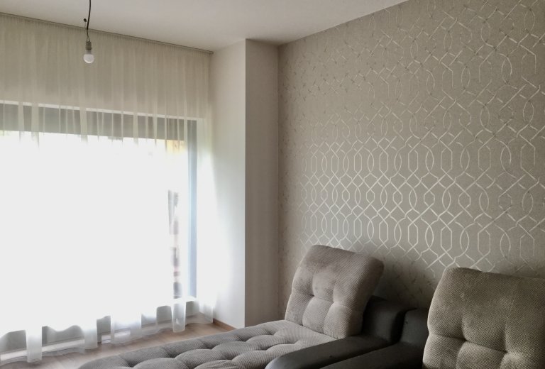 Tapety a záclony do obývacího pokoje