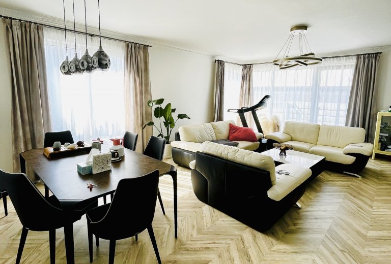 Záclony a závěsy v obývacím pokoji a dekorační tyče z Francie