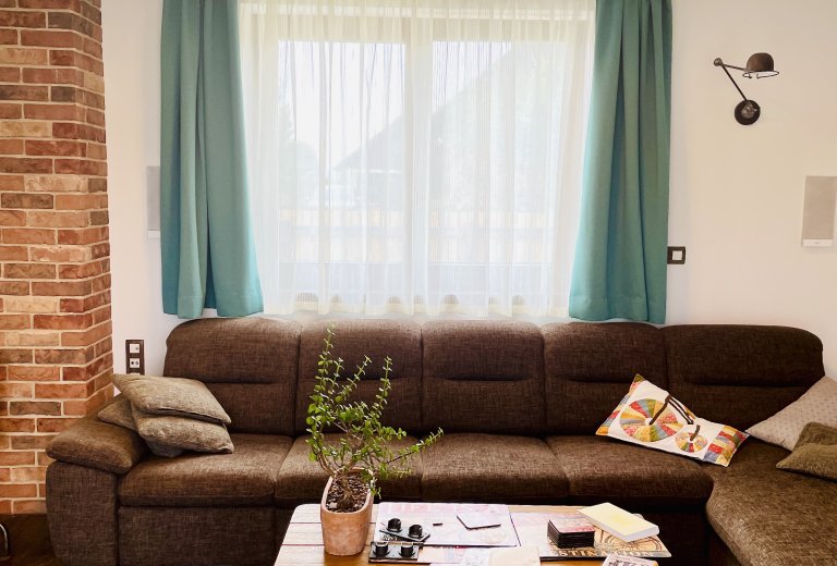 Obývací pokoj se závěsy a záclonami